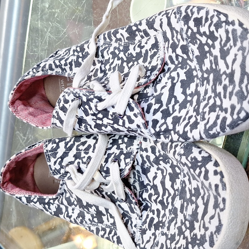 Toms shoes size 10W Black/White